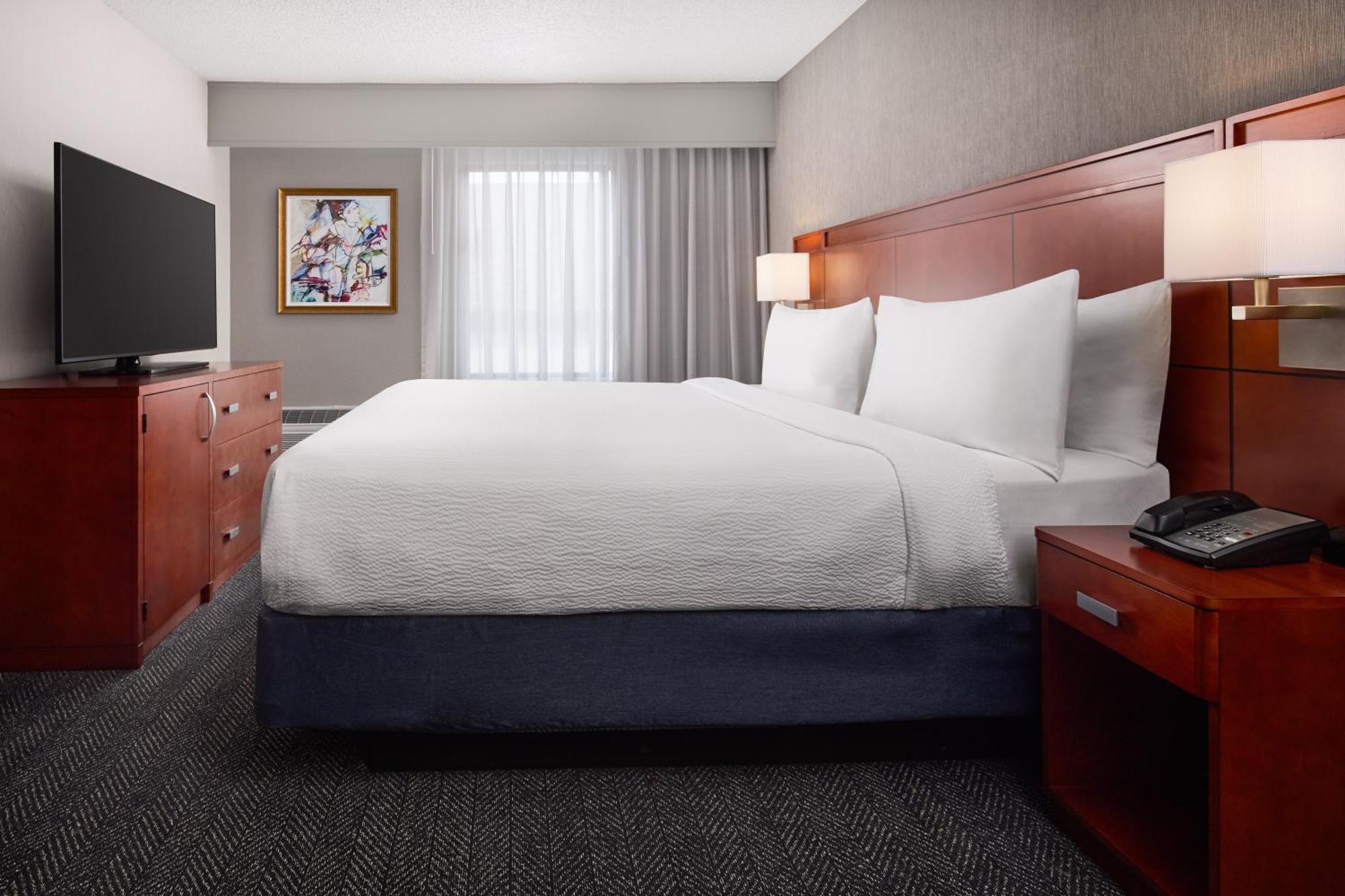 Courtyard By Marriott Collins 3*