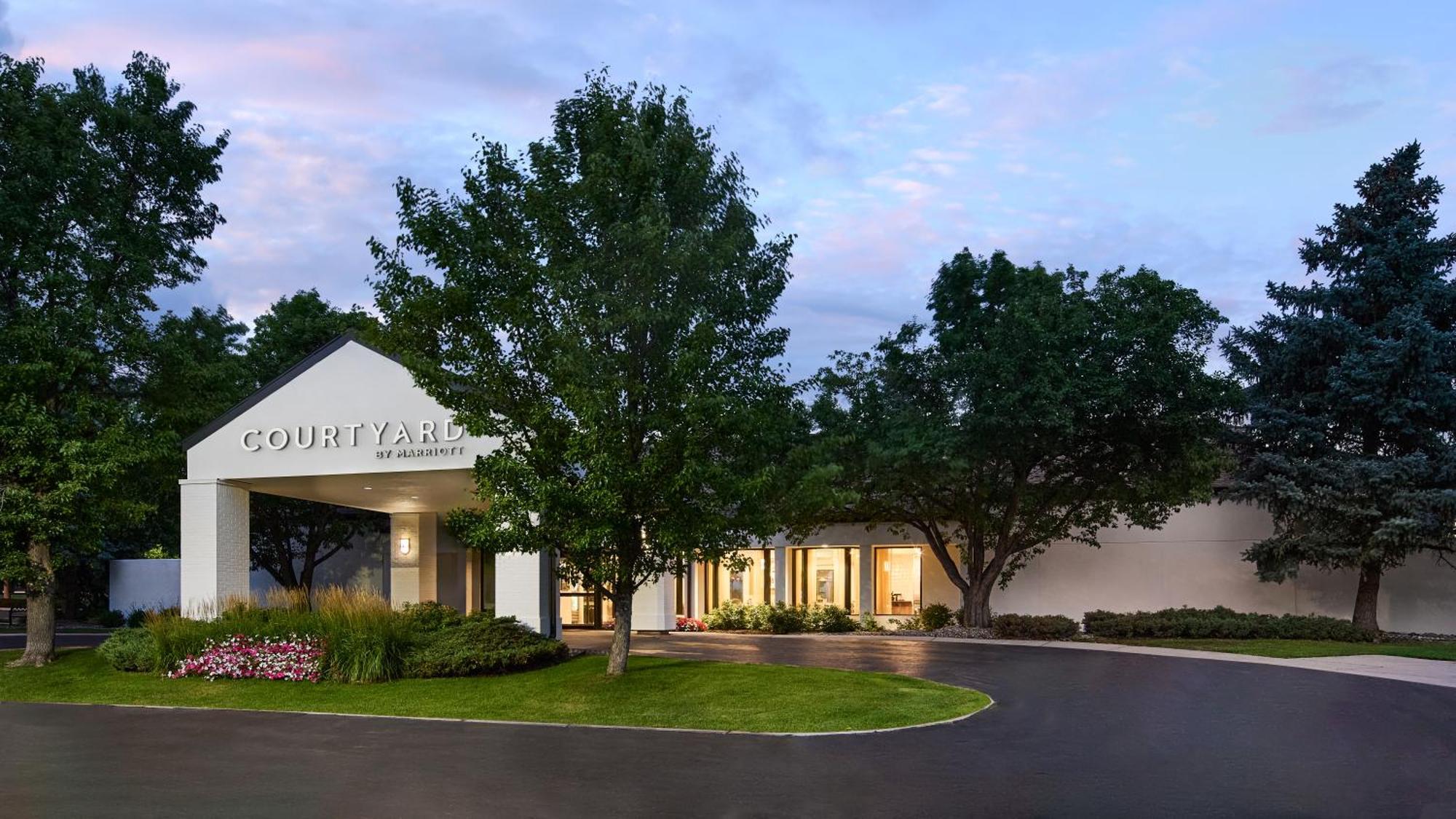 Courtyard By Marriott Collins 3*