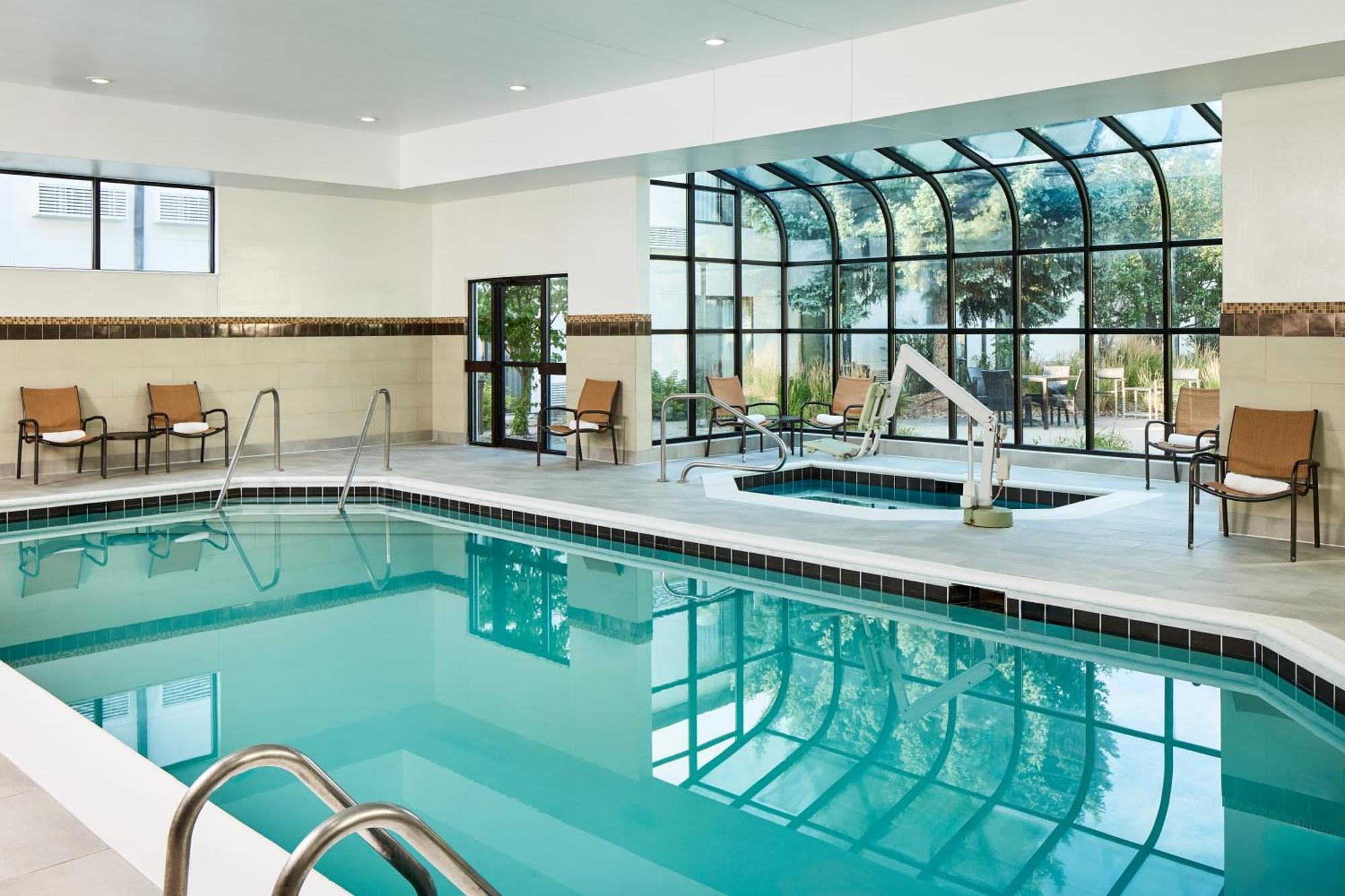 Courtyard By Marriott Collins Hotel 3*
