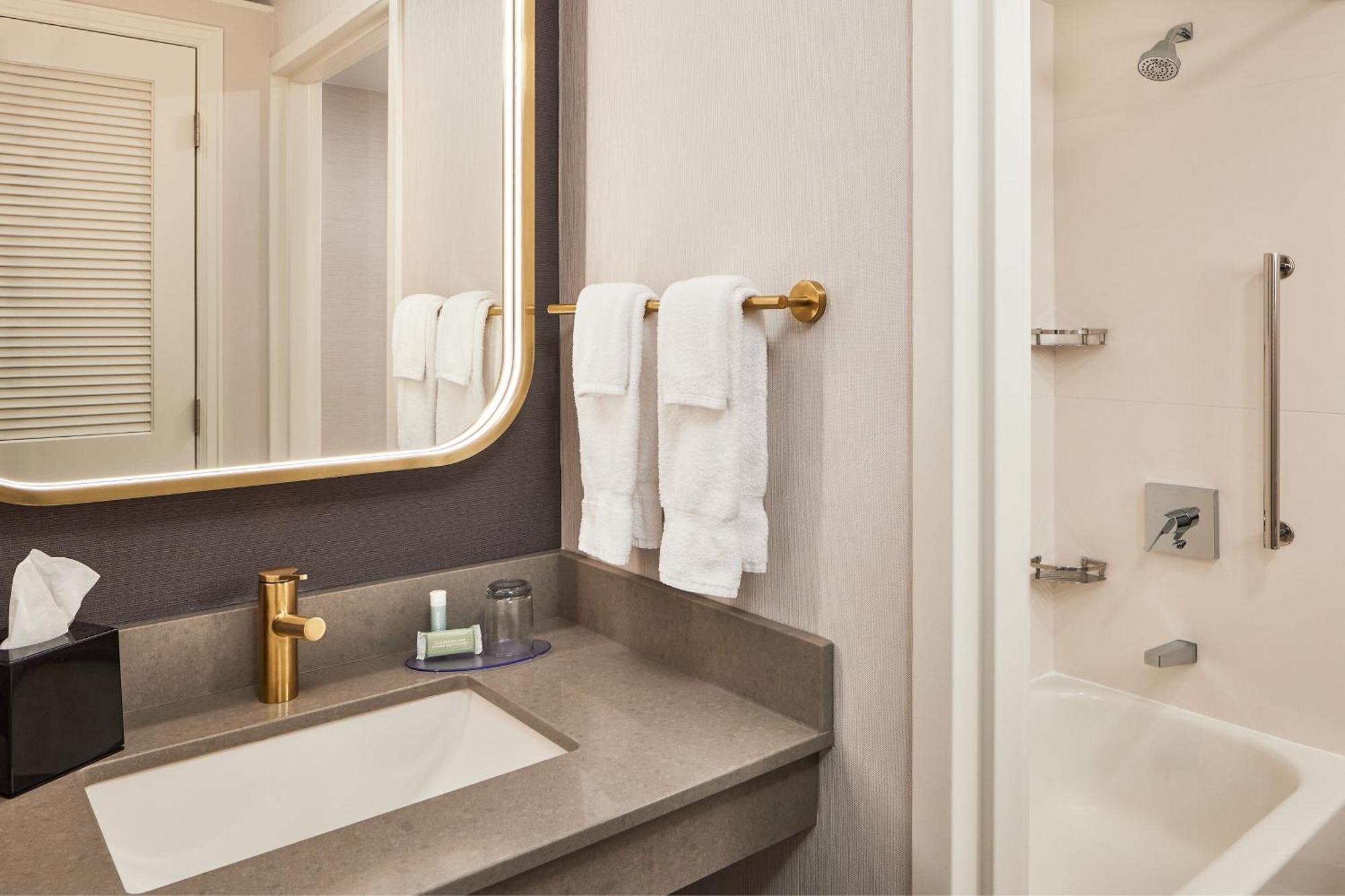 Courtyard By Marriott Collins Hotel