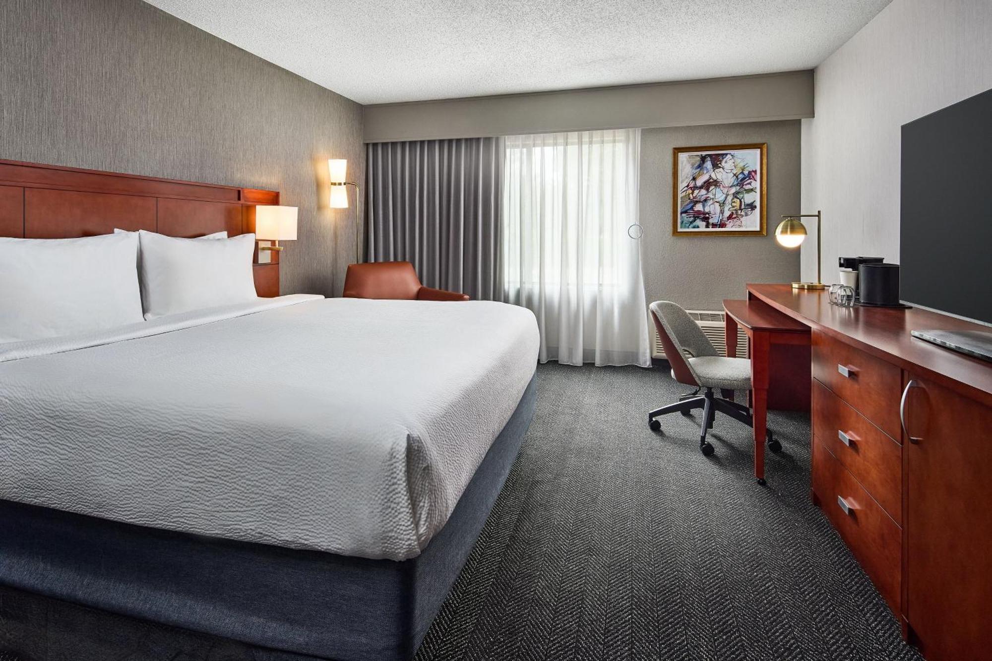 Courtyard By Marriott Collins Hotel