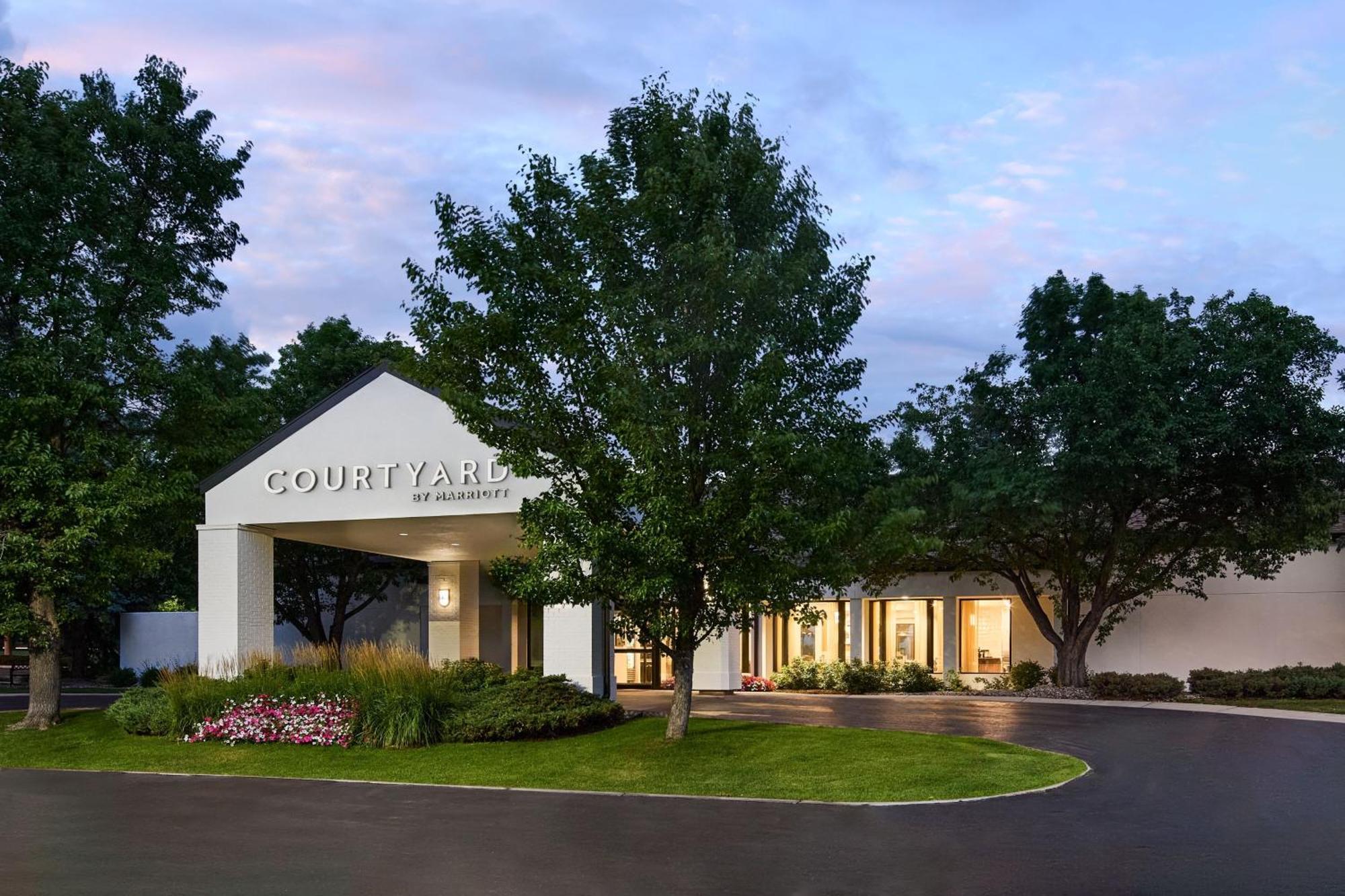 Courtyard By Marriott Collins Hotel