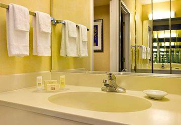 Courtyard By Marriott Collins