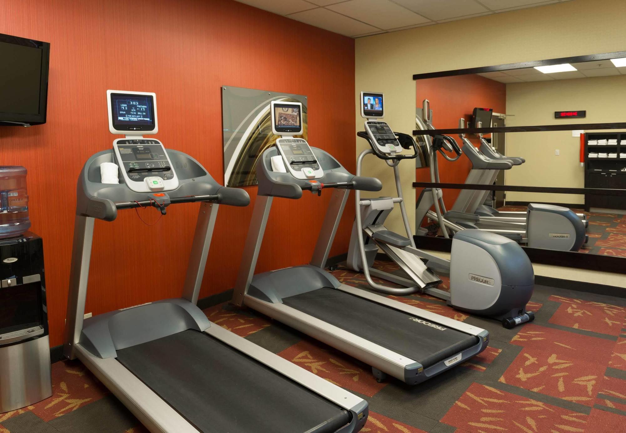 Courtyard By Marriott Collins Hotel